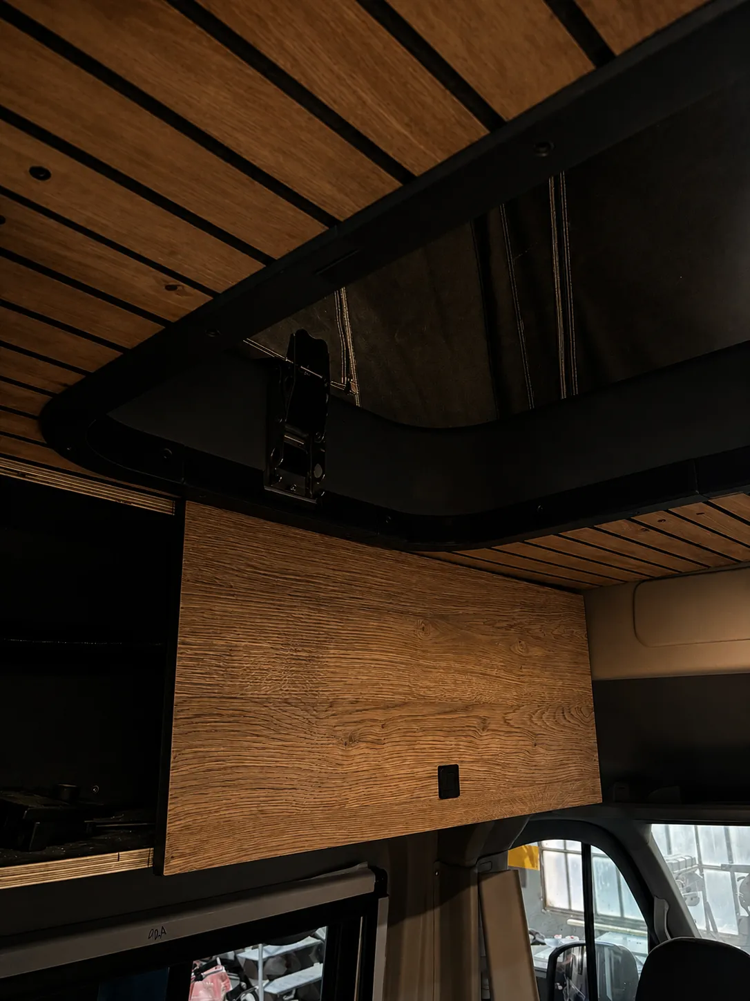 Moldura de techo abatible con mosquitera y panel lateral de madera