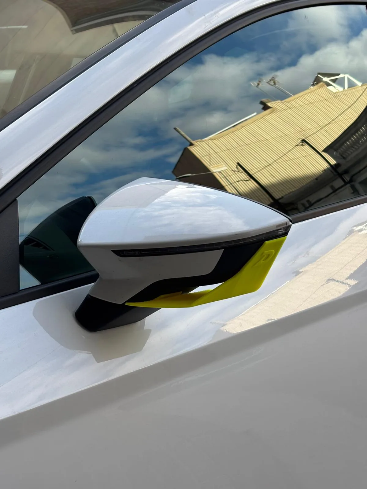 Carcasa de retrovisor con detalle personalizado en amarillo