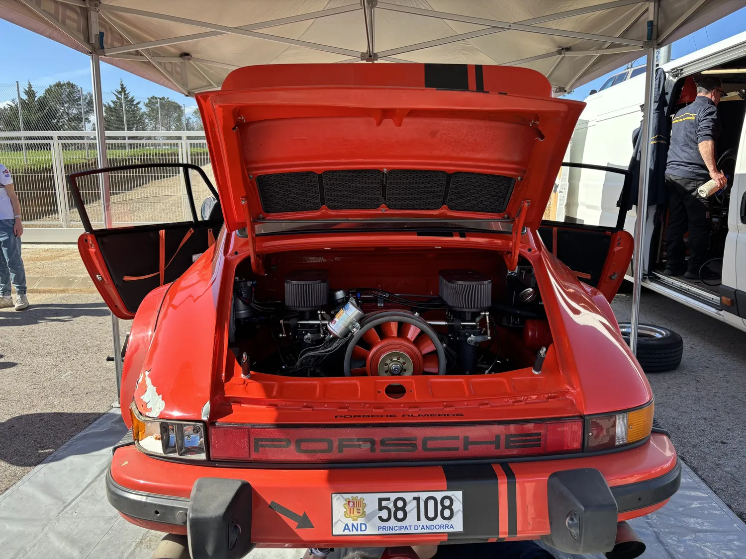 Porsche 911 clásico de competición en paddock