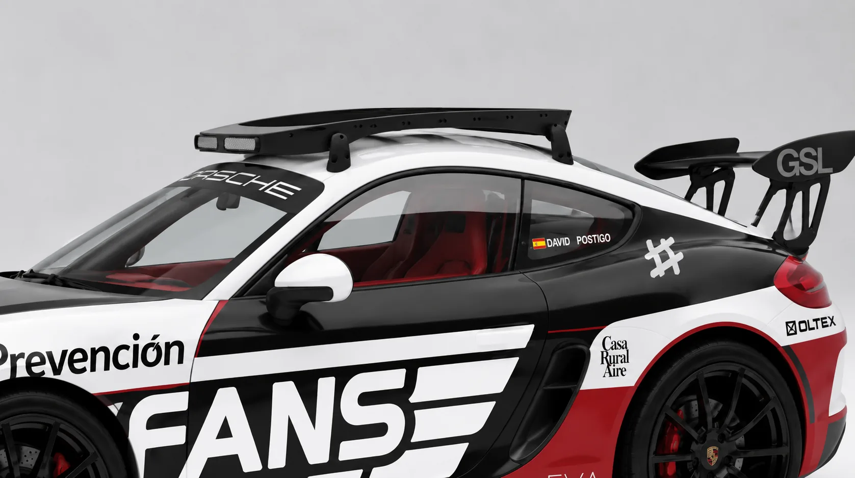 Render de la baca de techo sobre el Porsche Cayman, detalle tres cuartos trasero de los apoyos