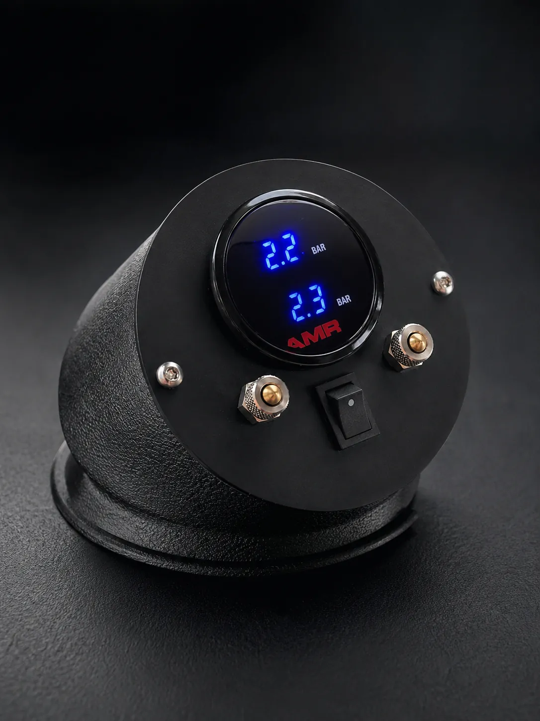Soporte de reloj de suspensión neumática en fibra de carbono sobre fondo negro