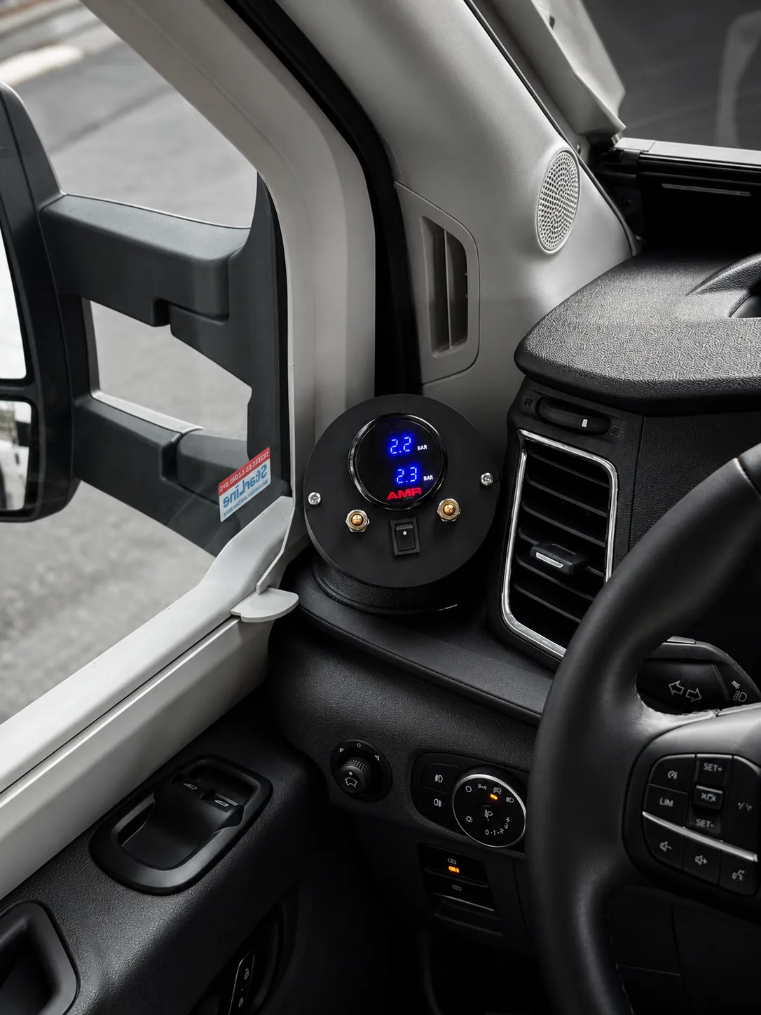 Soporte del reloj de suspensión neumática integrado en el salpicadero de un Ford Transit